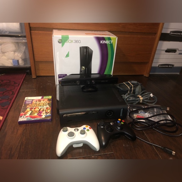 Xbox 360 Console Bundle with Kinect - Picture 2 of 10